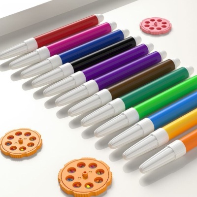 Oito canetas coloridas alinhadas e três roldanas plásticas coloridas sobre fundo branco