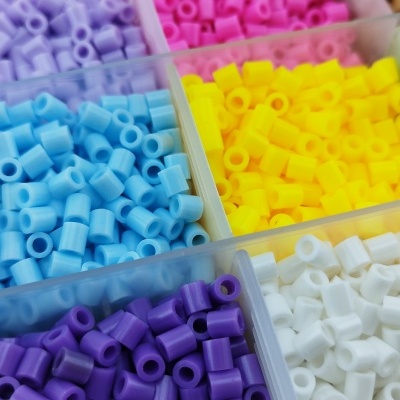 Conjunto de contas plásticas coloridas em caixa com divisórias