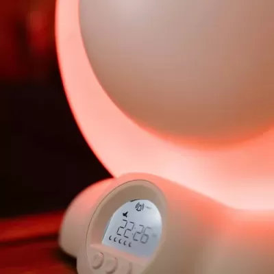 Relógio digital branco com luz de fundo vermelha