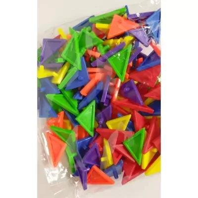 Peças triangulares de plástico colorido em saco plástico transparente