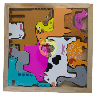Puzzle de madeira com peças coloridas de animais em moldura de madeira clara