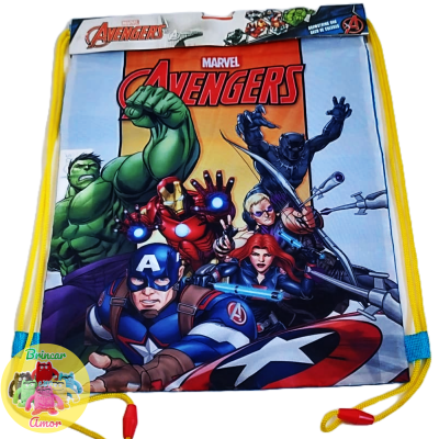 Saco mochila Marvel Avengers com imagem de super-heróis e cordões amarelos.