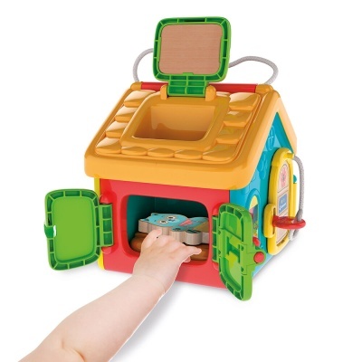 Brinquedo de casa colorida para crianças com portas e janelas que abrem