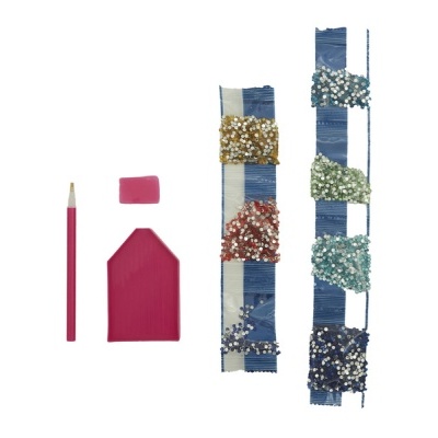 Material de escritório e fitas decorativas com flores pequenas