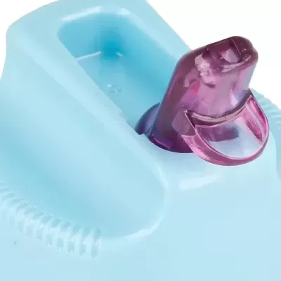 Bico soprador violeta em garrafa azul clara