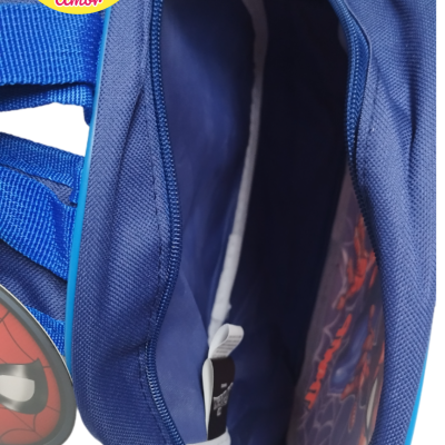 Mochila infantil azul com imagem do Homem-Aranha e fecho aberto