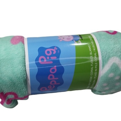 Manta microfibra verde água com padrões rosa e branco e etiqueta Peppa Pig