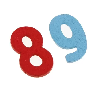Números de madeira 8 vermelho e 9 azul claro sobre fundo branco