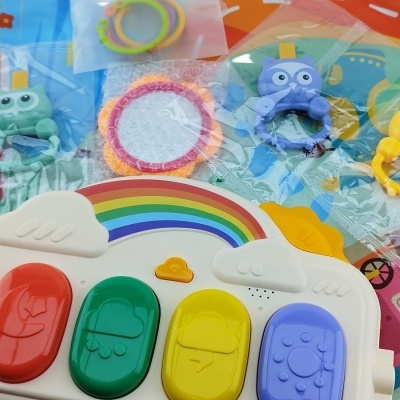 Jogo infantil com piano de teclas coloridas e quatro brinquedos de borracha de animais