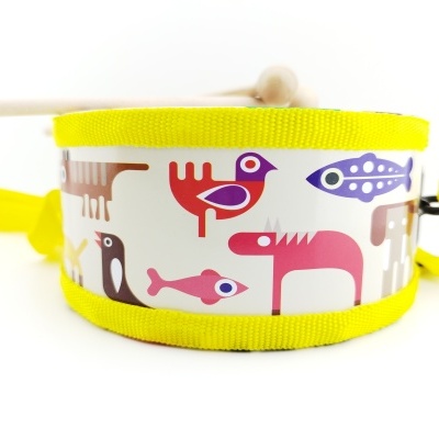 Tambor infantil com ilustrações coloridas de animais e contorno amarelo.
