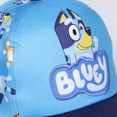 Boné azul com personagem de desenho animado e texto 'BLUEY'