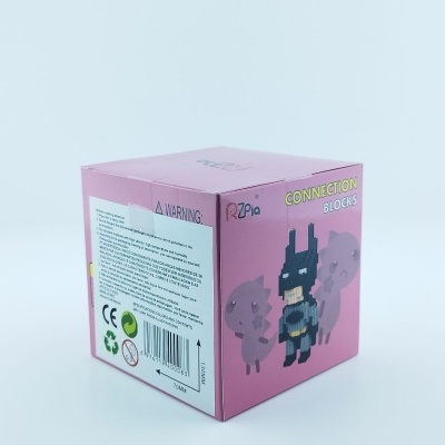 Caixa rosa de blocos de construção com figura pixelizada tipo Batman