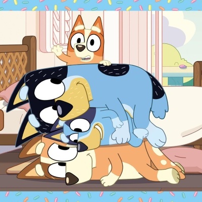 Três cães cartoon empilhados num quarto com camas e planta numa mesa