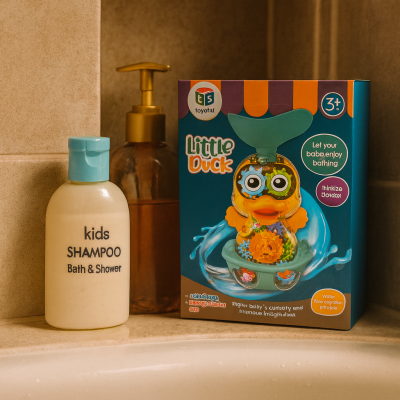 Produtos de banho infantil numa casa de banho com azulejos castanhos