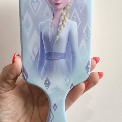 Escova de cabelo azul com imagem da Elsa de Frozen