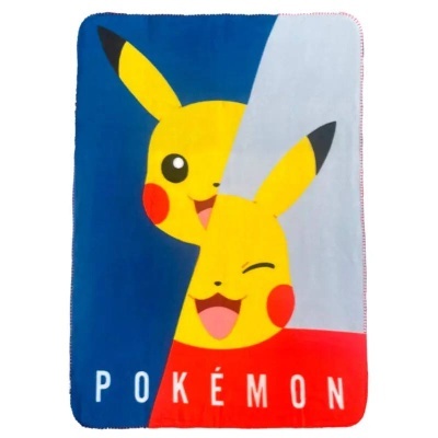 Manta com estampa dos personagens Pikachu e texto POKÉMON