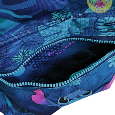 Mochila azul com padrão de flores e personagem Stitch, fecho de correr aberto e etiqueta interior com texto