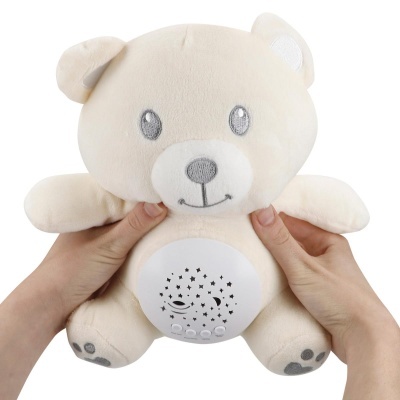 Urso de peluche creme com painel branco e desenhos no estômago