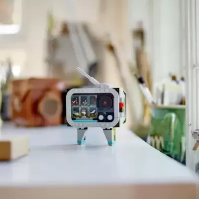 Câmara fotográfica digital compacta sobre mesa branca