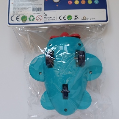 Brinquedo de animal azul com rodas embalado em saco plástico transparente