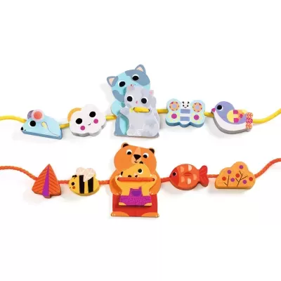 Brinquedos de madeira colorida em cordas com figuras de animais e objetos