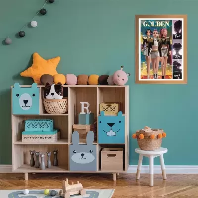 Móvel de madeira com decoração infantil e brinquedos numa parede verde