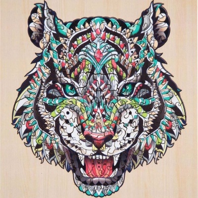 Quebra-cabeça colorido de cabeça de tigre sobre fundo de madeira clara