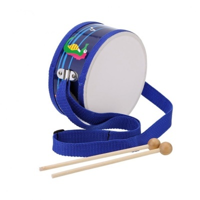 Tambor infantil azul com minhoca colorida, pele branca, alça azul e duas baquetas de madeira