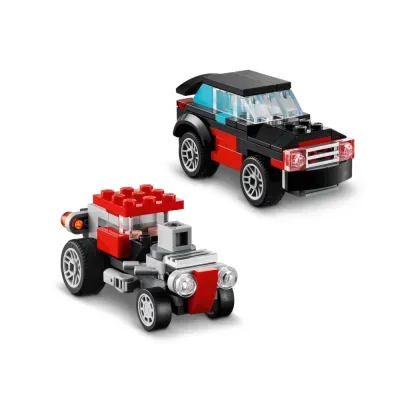 Dois carros de brinquedo de blocos de montar, um preto e vermelho e outro cinza e vermelho, num fundo branco.