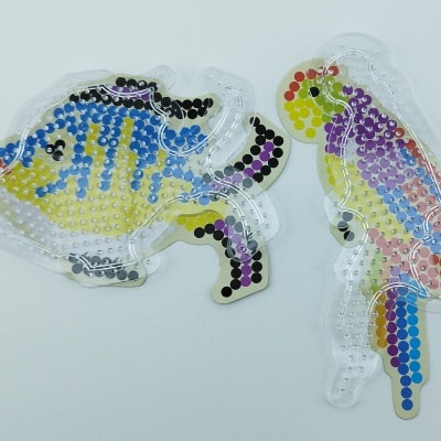 Dois puzzles pequenos em forma de peixe com círculos coloridos