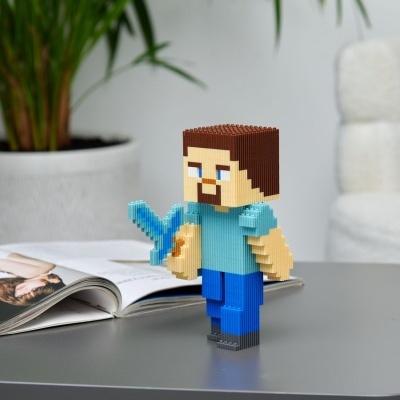 Figura de ação de blocos coloridos segurando espada azul numa mesa cinzenta