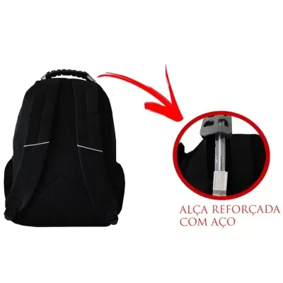 Mochila preta com detalhe da alça reforçada com aço
