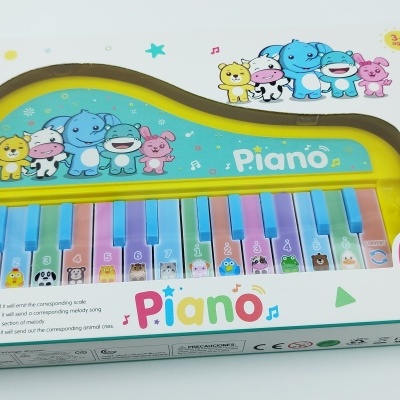 Piano infantil de brinquedo colorido em embalagem branca com desenhos de animais.