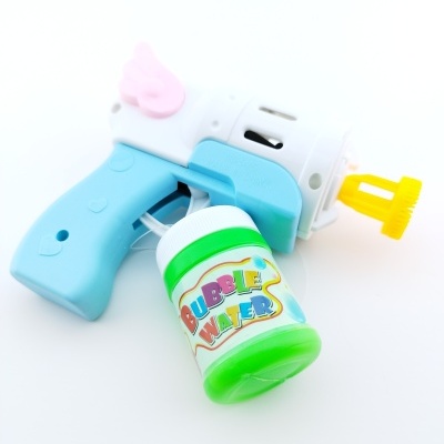 Pistola de bolhas de sabão azul e branca com depósito verde e rótulo colorido