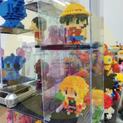 Figuras de blocos de construção em acrílico transparente com personagens coloridos