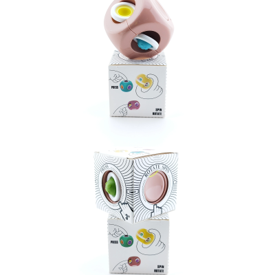 Cubo de fidget rosa com diferentes texturas e botões coloridos sobre caixa branca com textos e ilustrações