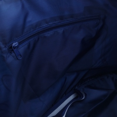 Interior de mochila ou mala azul escuro com bolso de fecho zip interno e correias riscas