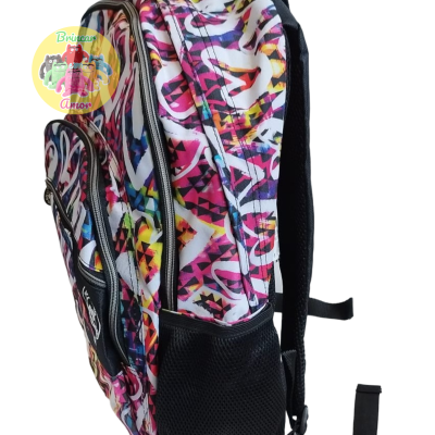 Mochila colorida com padrão abstrato e bolsos com fechos pretos