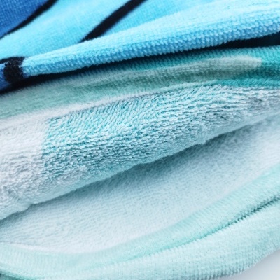 Toalha de tecido felpudo azul claro e turquesa com padrão colorido