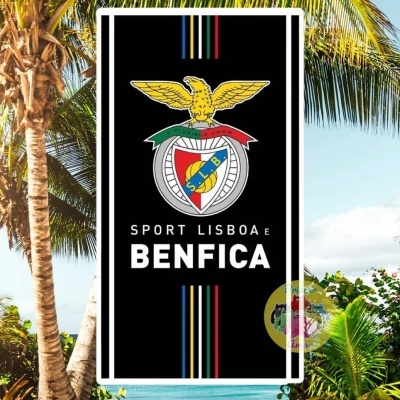 Toalha preta com emblema do Sport Lisboa e Benfica e listas coloridas em fundo tropical
