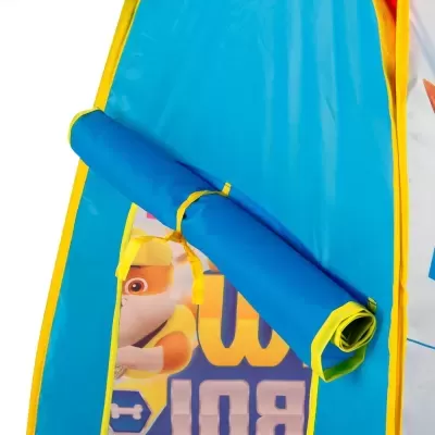 Tapete azul com bordas amarelas e personagem animado com capacete amarelo
