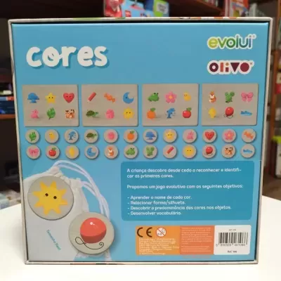 Jogo infantil educativo para aprender cores com peças de madeira coloridas e caixa azul