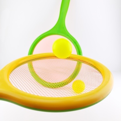 Raquetes de plástico verde e amarelo com bolas amarelas