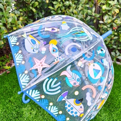 Guarda-chuva transparente com desenhos de peixes e elementos marinhos coloridos.