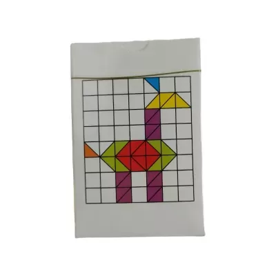 Pacote branco com desenho colorido geométrico numa grelha.