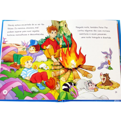 Livro infantil aberto com ilustração de crianças e animais junto a fogueira e texto em português.
