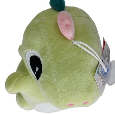 Pelúcia de dinossauro verde claro com olhos grandes e crista colorida