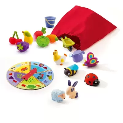 brinquedos infantis de madeira coloridos com saco vermelho e balde azul