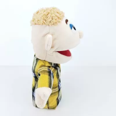 Fantoche de pelúcia com camisa amarela xadrez