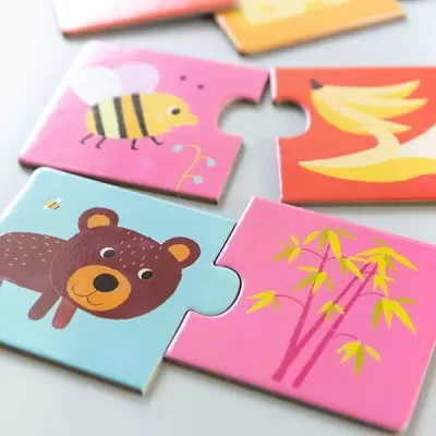 Peças de puzzle infantis coloridas com desenhos de abelha, urso, pássaro e bambu.